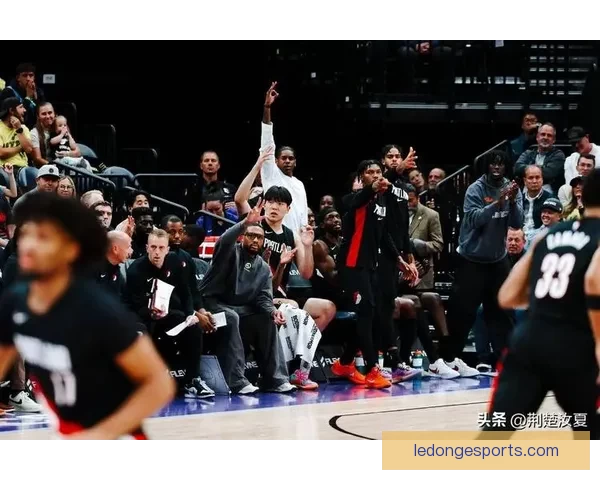 开拓者全家福大合照：杨瀚森C位领衔，利拉德昔日位置成回忆